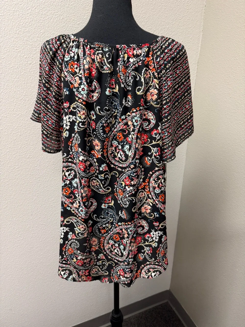 Est. 1946 Paisley Floral Blouse Black Red Keyhole Neck Boho Chic Lightweight Top - Picture 5 of 11